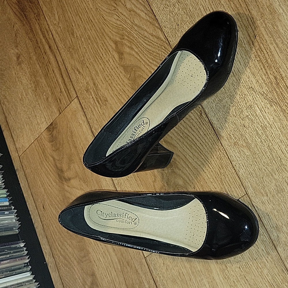 Classic shiny patent round toe black pumps size 8.5